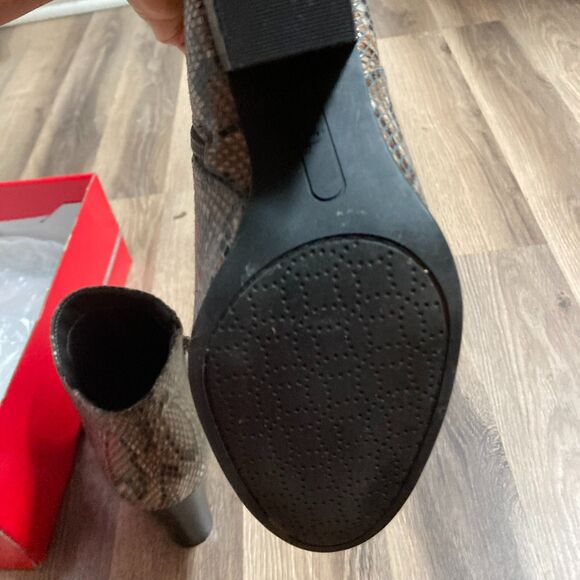 New Directions Snake Print Ankle Boots Size 7 - Picture 6 of 9